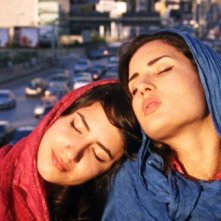 Circumstance: le protagoniste Nikohl Boosheri e Sarah Kazemy in una scena del film