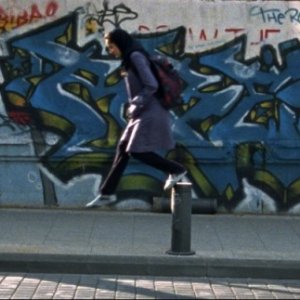 Circumstance: Nikohl Boosheri e Sarah Kazemy in una suggestiva immagine del film