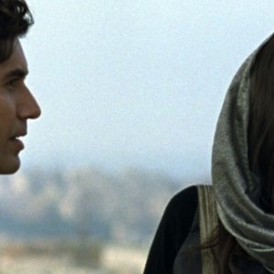 Circumstance: Reza Sixo Safai e Sarah Kazemy in una scena del film