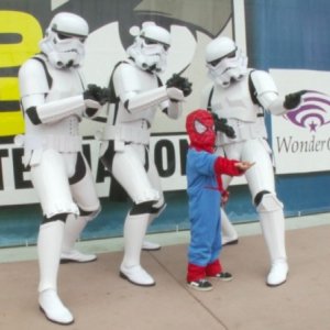 Comic-Con Episode Four: un piccolo Spiderman insieme a tre Storm Troopers al Comic-Con di San Diego
