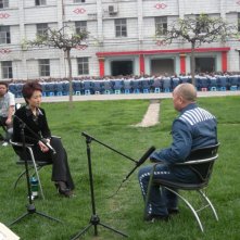 Dead men talking, Ding Yu parla con un condannato a morte nel cortile della prigione pieno di detenuti