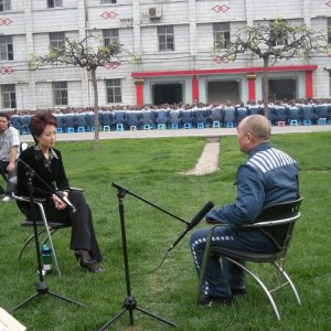 Dead men talking, Ding Yu parla con un condannato a morte nel cortile della prigione pieno di detenuti