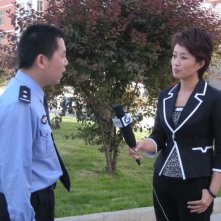 Dead men talking, la giornalista cinese Ding Yu intervista un poliziotto nel cortile della prigione