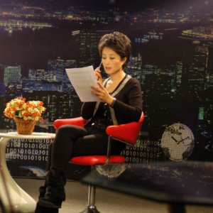 Dead men talking, la giornalista cinese Ding Yu nello studio televisivo della sua trasmissione