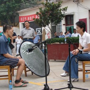 Dead men talking, la giornalista Ding Yu mentre parla con un prigioniero condannato a morte poco prima dell'esecuzione