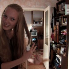 Girl model: la tredicenne aspirante modella siberiana Nadia si pettina in una scena del film