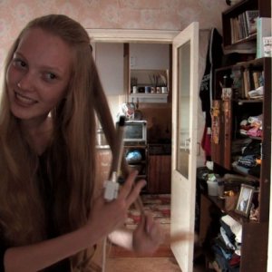 Girl model: la tredicenne aspirante modella siberiana Nadia si pettina in una scena del film