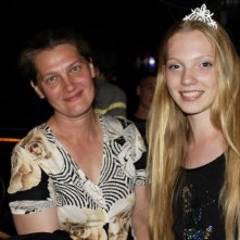 Girl model: la tredicenne siberiana protagonista del documentario, Nadia, insieme alla mamma