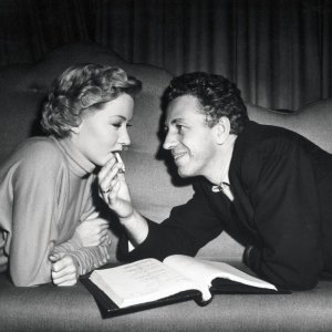 Hollywood Bruciata - Ritratto di Nicholas Ray: Nicholas Ray e Gloria Grahame sul set de Il diritto di uccidere, 1950