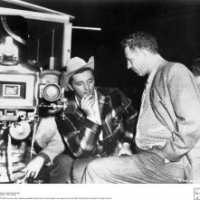 Hollywood Bruciata - Ritratto di Nicholas Ray: Nicholas Ray e Robert Mitchum sul set de Il temerario, 1952