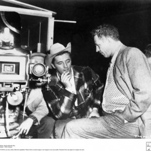 Hollywood Bruciata - Ritratto di Nicholas Ray: Nicholas Ray e Robert Mitchum sul set de Il temerario, 1952