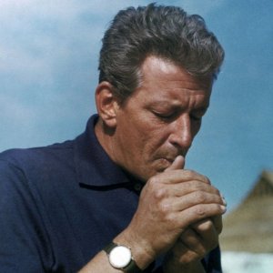 Hollywood Bruciata - Ritratto di Nicholas Ray: Nicholas Ray in un'immagine sul set, 1949