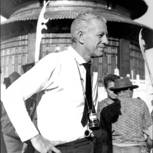 Hollywood Bruciata - Ritratto di Nicholas Ray: Nicholas Ray sul set di 55 giorni a Pechino, 1962