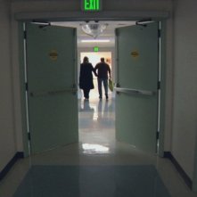 How to die in Oregon: Cody Curtis e Stan Curtis si allontanano mano nella mano in una triste scena del film