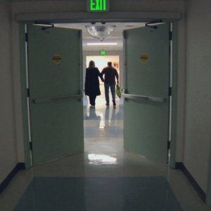 How to die in Oregon: Cody Curtis e Stan Curtis si allontanano mano nella mano in una triste scena del film