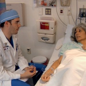 How to die in Oregon: Cody Curtis insieme al dottor Jason Bauer si prepara al suicidio assistito in una scena del film