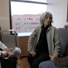 How to die in Oregon: il dottor Katherine Morris insieme ai protagonisti Cody Curtis e Stan Curtis in una scena del documentario