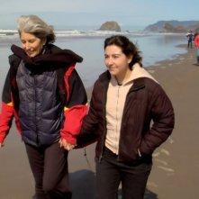 How to die in Oregon: la protagonista del documentario Cody Curtis passeggia sulla spiaggia con la figlia