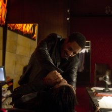 Joey Starr, in una scena di lotta del thriller Nuit Blanche