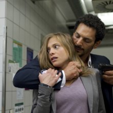 Nuit Blanche: Tomer Sisley in una scena d'azione con Lizzie Brocheré