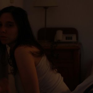 Ostende: Laura Paredes origlia dietro la porta in un'immagine del film diretto da Laura Citarella