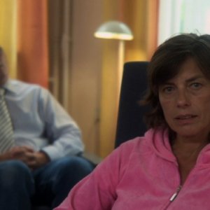 Peolpe in white, medico e paziente in una scena del documentario