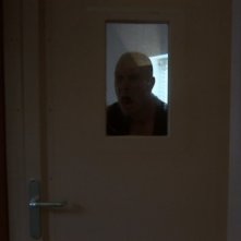 Peolpe in white, un'inquietante immagine del documentario diretto da Oliver Kochta-Kalleinen e Tellervo Kalleinen