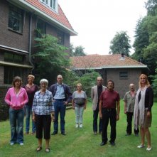 Peolpe in white, una scena di gruppo tratta dal documentario sulla psicanalisi