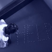 Peolpe in white, una suggestiva immagine tratta dal documentario incentrato sul rapporto paziente medico nella psicanalisi