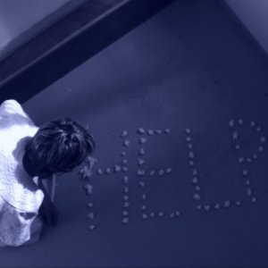 Peolpe in white, una suggestiva immagine tratta dal documentario incentrato sul rapporto paziente medico nella psicanalisi