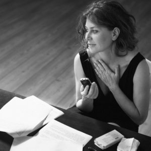 Sabina Guzzanti alle prese con gli appunti sul suo documentario Franca, la prima su Franca Valeri