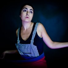  Alessandra Mortelliti in scena con il monologo 'Famosa' da lei scritto