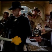 Bob Hoskins con Christopher Lloyd in una immagine del film Chi ha incastrato Roger Rabbit?