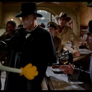 Bob Hoskins con Christopher Lloyd in una immagine del film Chi ha incastrato Roger Rabbit?