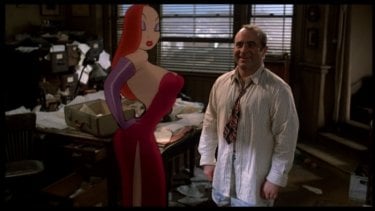 Bob Hoskins con Jessica Rabbit in Chi ha incastrato Roger Rabbit?