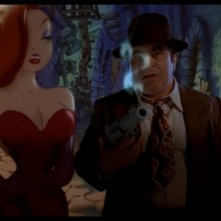 Bob Hoskins con Jessica Rabbit in una scena di Chi ha incastrato Roger Rabbit (1998)
