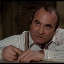 Bob Hoskins è il Detective Eddie Valiant nel film Chi ha incastrato Roger Rabbit? (1988)