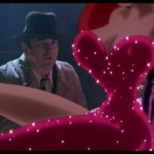 Bob Hoskins e Jessica Rabbit in una scena di Chi ha incastrato Roger Rabbit?