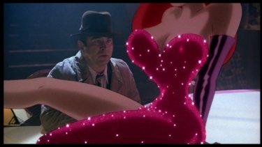 Bob Hoskins e Jessica Rabbit in una scena di Chi ha incastrato Roger Rabbit?