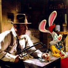 Bob Hoskins e Roger Rabbit in una scena del film Chi ha incastrato Roger Rabbit?