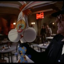 Chi ha incastrato Roger Rabbit?: Christopher Lloyd con Roger Rabbit in una scena