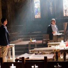 Edward James Olmos e Colin Hanks osservano il dipinto di un angelo nell'episodio A horse of a different color