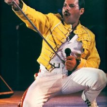 Freddie Mercury si esibisce in concerto