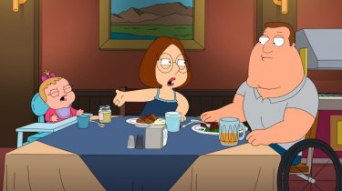 I Griffin: Meg con Joe e la piccola Susie in una scena di The Hand That Rocks the Wheelchair