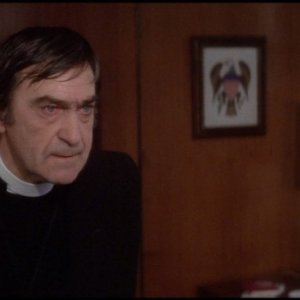 Il presagio: Patrick Troughton in una scena del film 