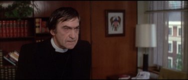 Il presagio: Patrick Troughton in una scena del film