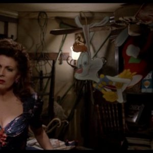 Joanna Cassidy con Roger Rabbit in una sequenza di Chi ha incastrato Roger Rabbit?