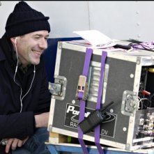 Alessandro Genovesi, regista della commedia La peggior settimana della mia vita, sorride sul set