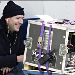 Alessandro Genovesi, regista della commedia La peggior settimana della mia vita, sorride sul set