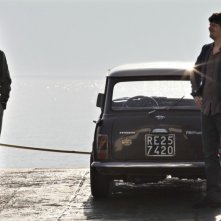 Alessandro Siani insieme a Fabio De Luigi chiacchierano mentre attraversano il Lago di Como in una scena de La peggior settimana della mia vita